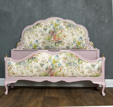 Upholstered full bed in pink